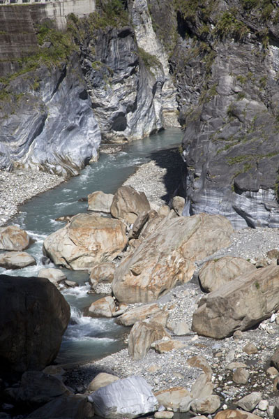 Photo de Vertical walls and a rocky riverbed roughly midway Taroko Gorge - Taiwan - Asie
