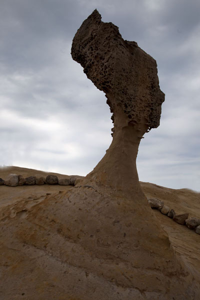 Foto van The symbol of Yeliu, Queen's Head is the most famous narrow neck mushroom rock - Taiwan - Azië