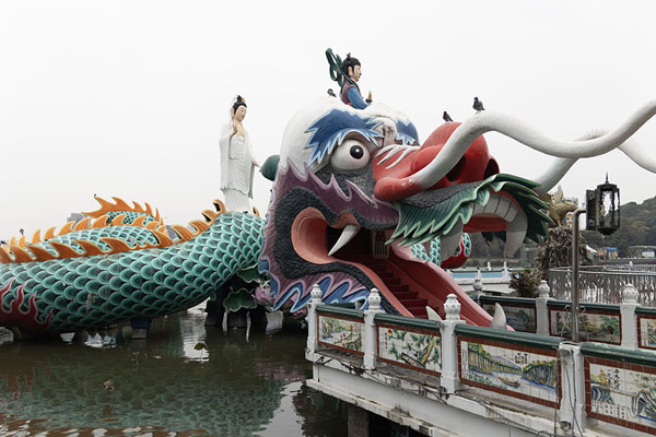 The head of the dragon at the entrance of the Spring and Autumn pavilions | Zuoying Lotus Pond | Taiwán