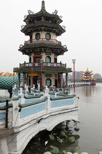 The autumn pavilion with the bridge in the background | Zuoying Lotus Pond | Taiwán