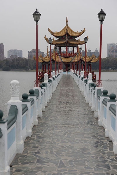 The bridge linking the pavilions with the Five Mile pavilion | Zuoying Lotus Pond | Taiwán
