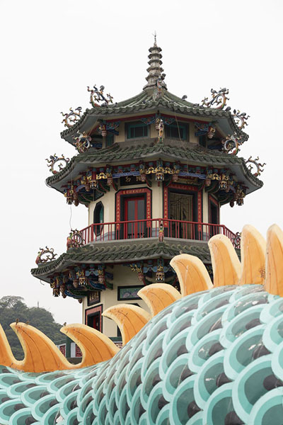Foto van The scaly back of the dragon with pavilion in the background - Taiwan - Azië