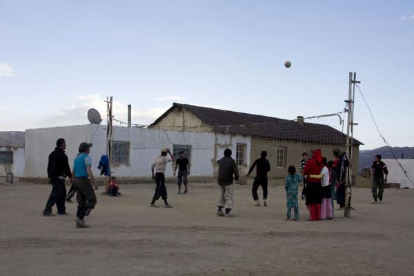 Foto di A mixed group of people playing volleybal in Bulunkul - Tagikistan - Asia