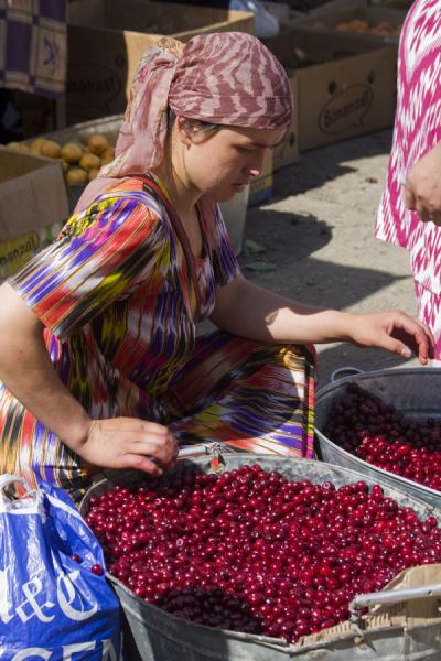 Foto di Selling fruits at Istaravshan BazaarIstaravshan - Tagikistan