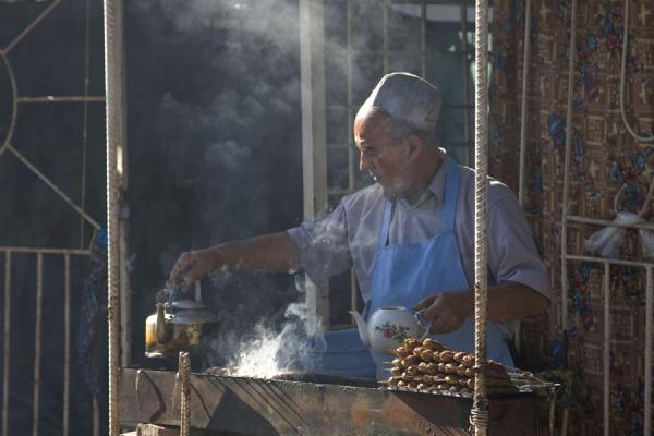 Shashlik man preparing food | Bazar d'Istaravshan | Tajikistan