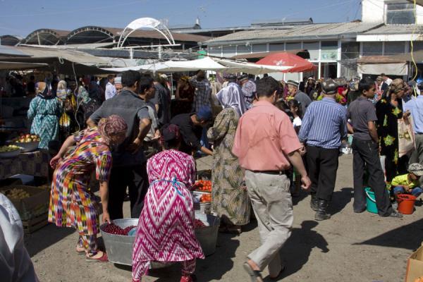 People on the outside market of Istaravshan Bazaar | Bazar de Istaravshan | Tayikistán