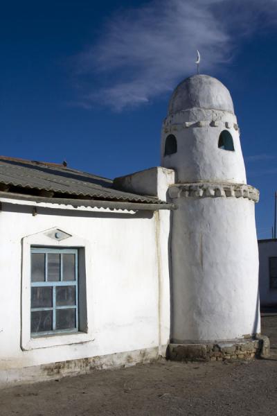 Foto di White-washed minaret in Karakul town - Tagikistan - Asia