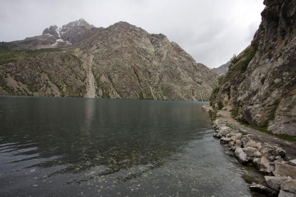 Foto van Narrow path running along the western side of the seventh Marguzor lakeFan gebergte - Tadzjikistan