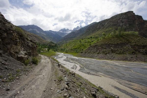 Photo de River flowing into Nofin Lake, the fourth Marguzor lakeMontagne Fann - Tajikistan