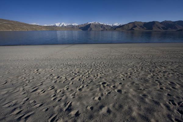 Foto di Tagikistan (Beach, Yashil Kul, and the mountains surrounding it on an early morning)
