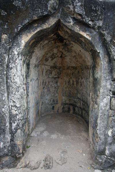 Foto de Mihrab indicating the direction of Mecca in the ruins of the 13th century mosqueKaole - Tanzania