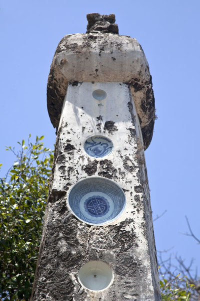 Picture of Chinese bowls in pillar of tomb at KunduchiKunduchi - Tanzania