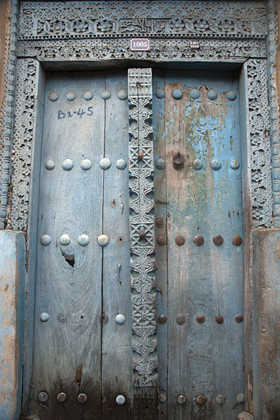 Foto de Decorated wooden door in a house in Stone TownZanzibar City - Tanzania