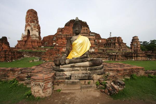 Foto van Wat Phra Wahathat with Buddha statue and yellow cloth around shoulder - Thailand - Azië