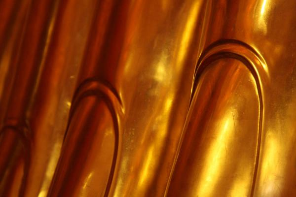 Picture of Wat Phanan Choeng (Thailand): Detail of fingers of the golden Buddha statue