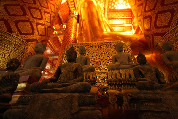 Picture of Wat Phanan Choeng (Thailand): Golden Buddha towering above smaller Buddha statues