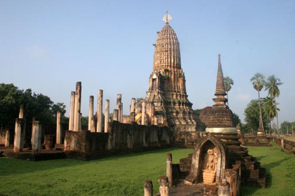 Wat Phra Si Rattana Mahathat Chaliang complex seen from a corner | Si Satchanalai | Thailandia