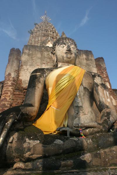 Buddha seen from below from within Wat Phra Si Rattana Mahathat Chaliang | Si Satchanalai | Thailande