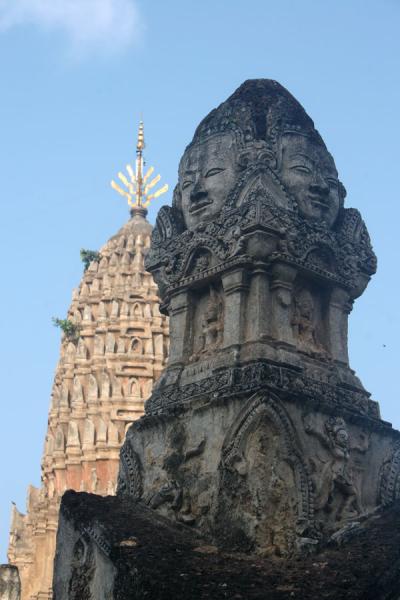 Stucco towering above the entrance, dwarfed by main prang | Si Satchanalai | Thailande