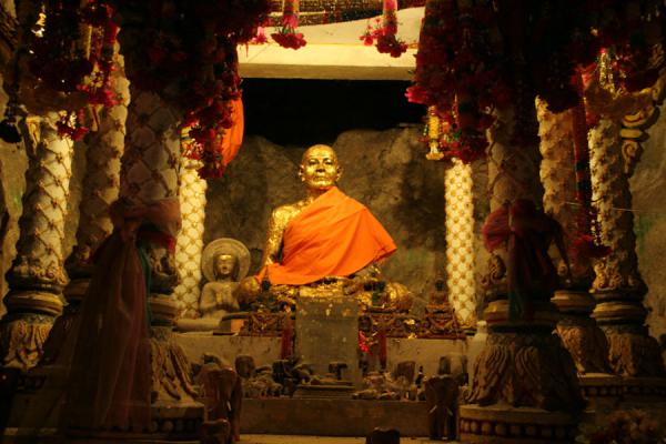 Picture of Wat Tham Suwannakuha (Thailand): Wat Tham Suwannakuha: small shrine in the cave
