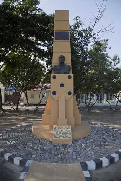Photo de The statue of Arturo de Canto Rezende, in a small park on the waterfront in Dili - Timor Oriental - Asie