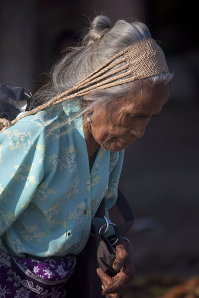 Woman with load walking on the Saturday market of Lospalos | Lospalos | Timor-Leste