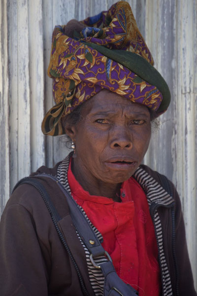 Woman with colourful headscarf at the market | Mercato di Maubisse | Timor Est
