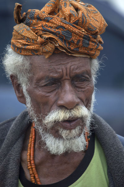 Foto di Man at the market, dressed in orange head cover - Timor Est - Asia
