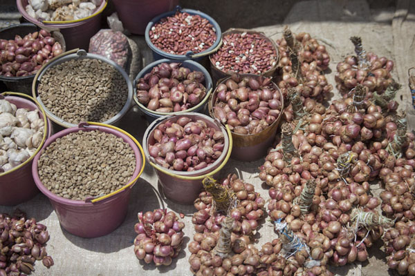 Foto de Small onions for sale at the marketMaubisse - Timor Oriental