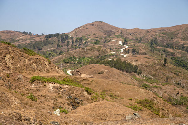 Foto van Houses dotted on the mountains with treesBobonaro District - Oost Timor