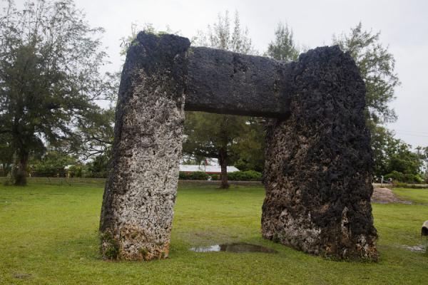 Foto van The trilithon seen from the north - Tonga - Oceanië