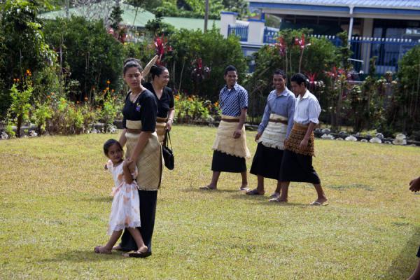 People dressed up for the occasion leaving church in Neiafu | Tonga kerkdiensten | Tonga
