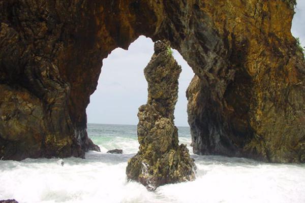 Foto van Arch defying the seaParia Baai - Trinidad & Tobago