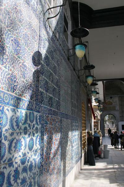 Picture of Eyüp Sultan Mosque (Turkey): Ayyub al-Ansari at Eyüp with the blue-tiled wall and worshippers