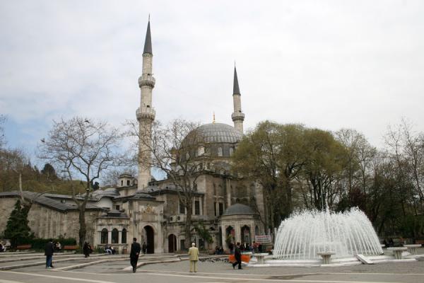 Small square with fountain and the mosque of Eyüp | Eyüp Sultan Mosque | Turkey