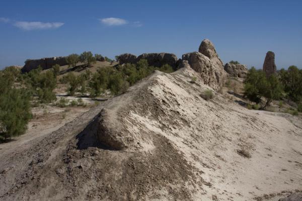 Foto van Turkmenistan (The city wall of Izmukshir in ruins)