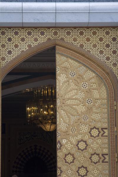 Half-open door to the Turkmenbashy Ruhy mosque | Turkmenbashy Ruhy Mosque | Turkmenistan