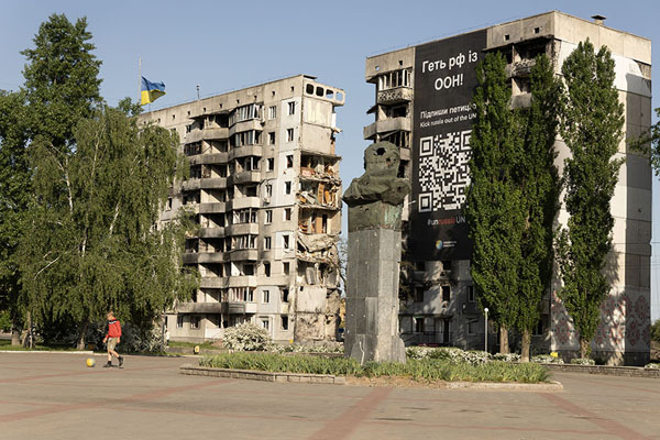 Foto de Destroyed building on square in Borodyanka with a banner saying Russia should be kicked out of the UNBorodyanka - Ucrania