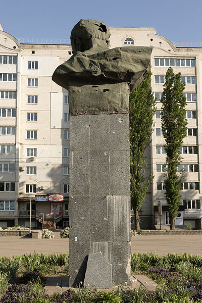 Bust of Shevshenko, the famous poet of Ukraine, with a bullet hole through his head | Borodyanka | Oekraïne