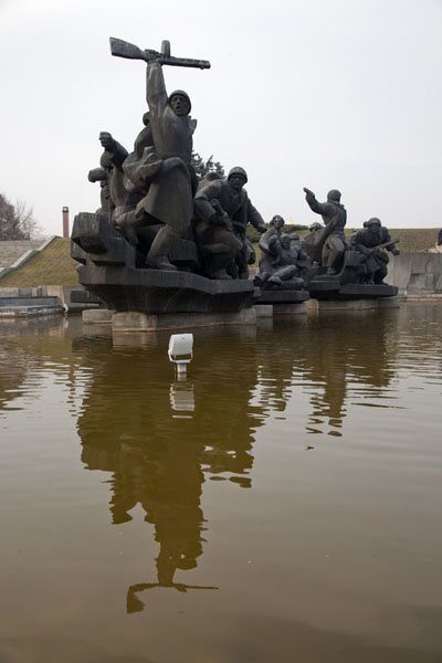 Foto de Sculptures reflected in a pool close to the museum dedicated to the Great Patriotic WarComplejo del museo de la Grande Guerra Patriótica - Ucrania
