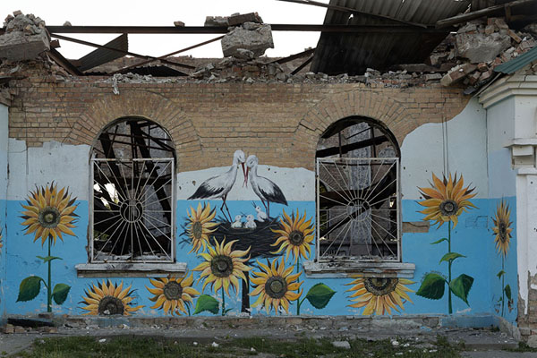 Foto van Sunflowers and storks painted on the destroyed wall of the Culture House in IrpinIrpin - Oekraïne