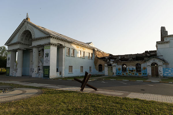 Photo de Partly destroyed Culture House in Irpin - Ukraine - Europe