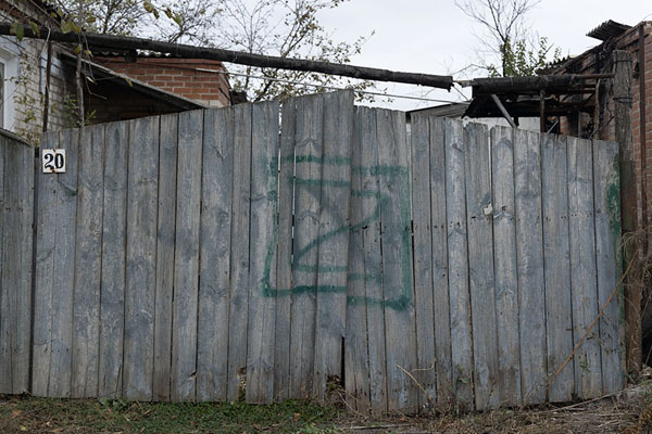 Foto van While the Russians sprayed a Z on this fence, an inhabitant cancelled itIzyum - Oekraïne