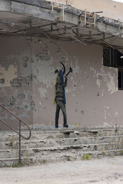 Foto di Wall painting with Ukrainian flag on a building in the outskirts of Izyum - Ucraina - Europa