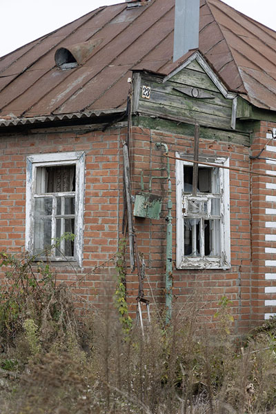 Foto van Destroyed house in KamyankaIzyum - Oekraïne