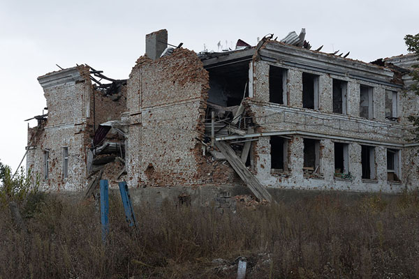 Foto di Destroyed school building in Kamyanka - Ucraina - Europa