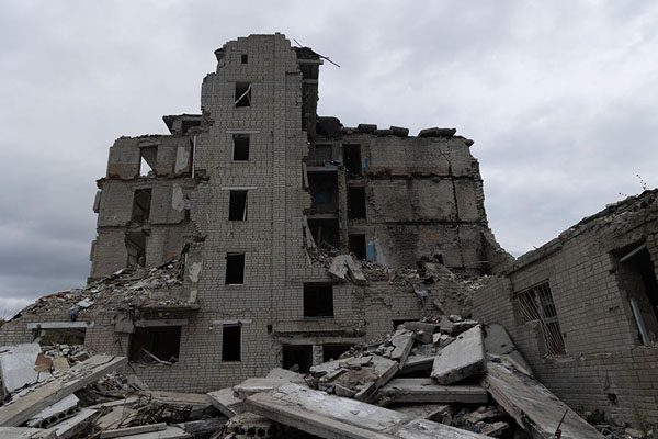 Foto van Ruined building on the outskirts of IzyumIzyum - Oekraïne