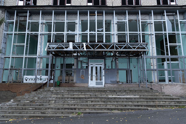 Foto van Heavily damaged building in IzyumIzyum - Oekraïne