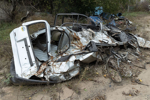Photo de Destroyed car in Kamyanka with scratched UA sticker - Ukraine - Europe