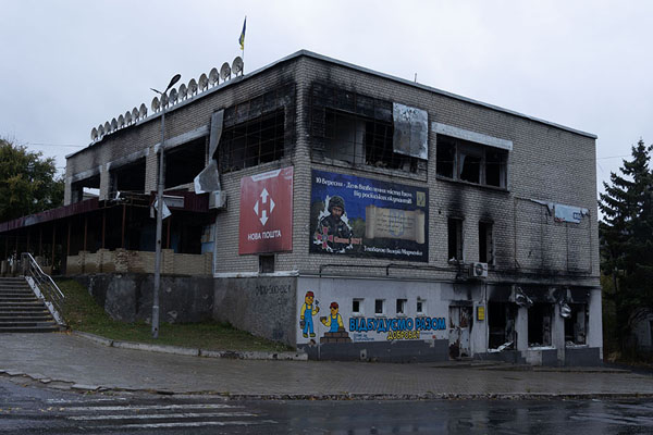 Foto van Destroyed building in IzyumIzyum - Oekraïne
